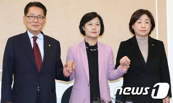 야3당 대표가 1일 오후 서울 여의도 국회에서 박근혜 대통령 탄핵안 일정 등을 논의하는 회담에 앞서 손을 맞잡고 있다. 왼쪽부터 박지원 국민의당 비상대책위원장, 추미애 더불어민주당 대표, 심상정 정의당 대표. 2016.12.1/뉴스1 © News1 허경 기자