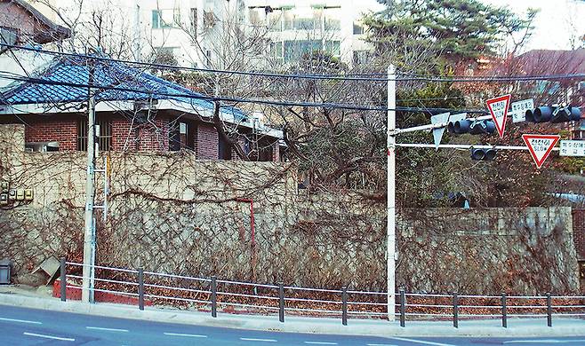 김용준이 김환기 김향안 부부에게 내준 '노시산방'이 있던 집터. '성북동 역사문화 현황'(성북구청)에 나타난 화가 김용준 집터(김환기 집터)로 표시된 위치의 집이다. 감나무는 마당에 아직도 서 있다.