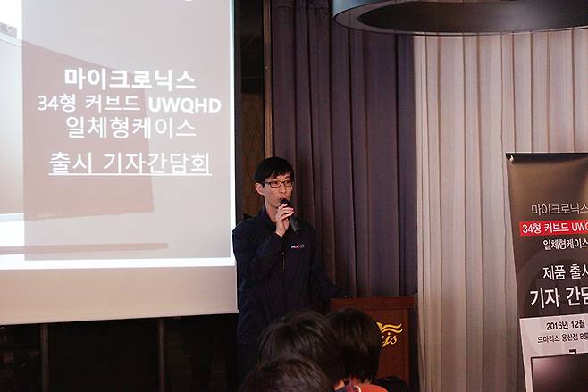 제품에 대해 설명 중인 주우철 마이크로닉스 과장.