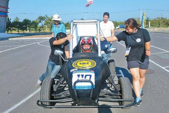 올해 전북 군산에서 열린 대학생 자작자동차 대회에 참가한 한양사이버대 자작차 동아리 학생이 직접 제작한 자동차를 시운전하고 있는 모습. [사진 한양사이버대]