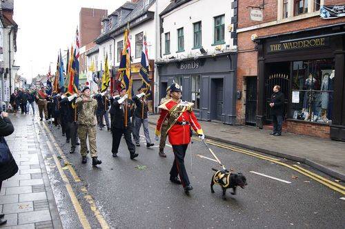 2015년 11월 11일 머션 연대 3대대원들이 마스코트 워치맨과 함께 영국 현충일을 맞아 시가행진을 하고 있다. [사진 위키피디어]