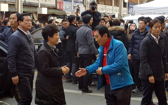 박근혜 대통령이 1일 대형 화재로 큰 피해를 입은 대구 서문시장을 방문했다. 차에서 내린 박 대통령이 기다리고 있던 김영오 서문시장 상인회장과 인사를 나누고 있다. 뉴시스