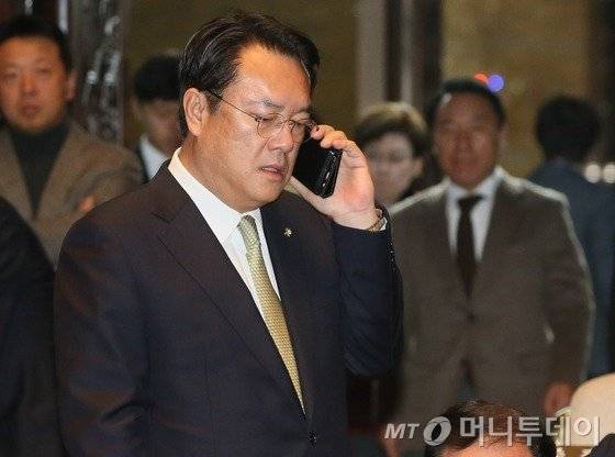 정진석 새누리당 원내대표가 1일 서울 여의도 국회에서 열린 의원총회에 참석하며 통화를 하고 있다. 2016.12.1/뉴스1  <저작권자 © 뉴스1코리아, 무단전재 및 재배포 금지>