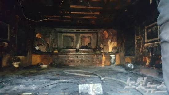 1일 전소된 박정희 전 대통령 추모관(사진=독자 제공)