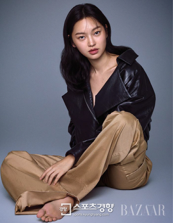 배우 최유화 화보. 사진 하퍼스 바자