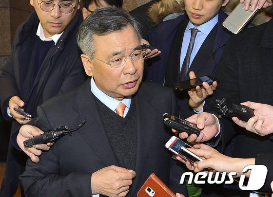 헌정 사상 처음으로 현직 대통령을 수사하게 된 박영수 특별검사가 2일 오전 서울 서초구 반포동 법무법인 강남 사무실로 출근하고 있다. 2016.12.2/뉴스1 © News1 신웅수 기자