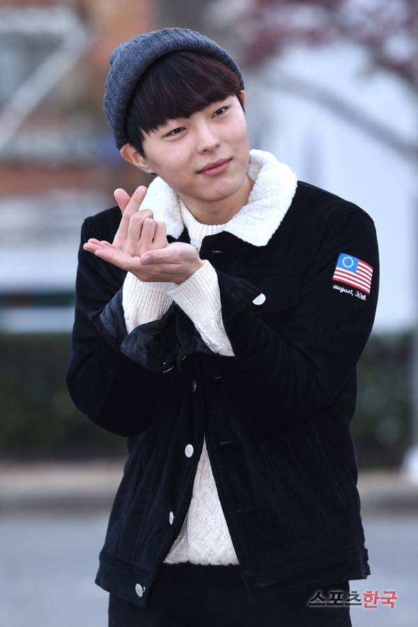 KBS 2TV '뮤직뱅크' 리허설 참석을 위해 출근하고 있는 박시환. 사진=장동규 기자 jk31@hankooki.com