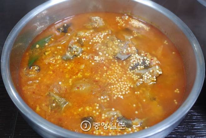 대접에 덜어놓은 도치알탕. 한 마리의 살도 다 들어갔지만 알이 많아 알만 넣은 것처럼 보인다.