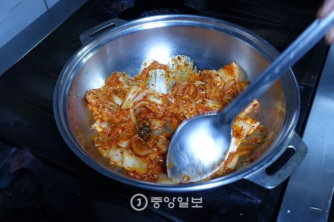 도치알탕을 끓일 때는 먼저 김치를 냄비 바닥에 깔고 살짝 볶는다.