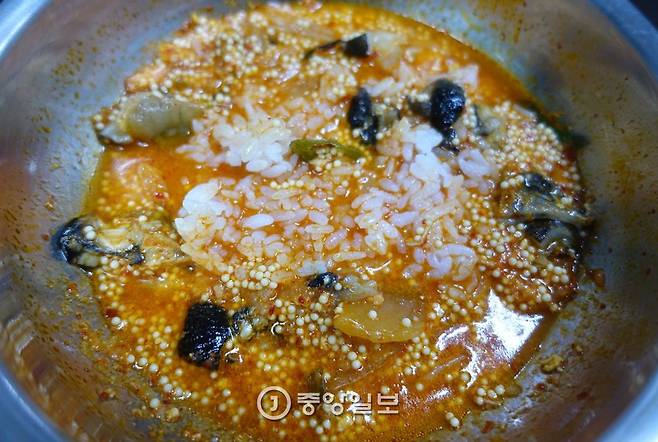 도치알탕에 밥을 한 술 말면 국물 맛이 확 달라진다. 안주 겸 식사로 좋다.