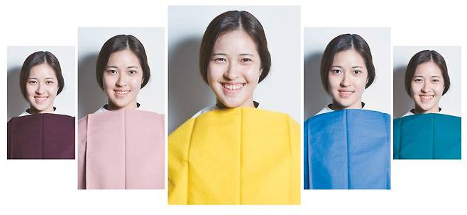 ‘퍼스널 컬러’를 찾기 위해 여러 색의 천을 얼굴에 대본 결과 모델 김서현(16)양은 짙은 색보다는 밝은색, 차가운 색보다는 따뜻한 색이 어울리는 ‘봄 브라이트’ 타입이었다. 그중 베스트 컬러는 밝은 노랑이다.