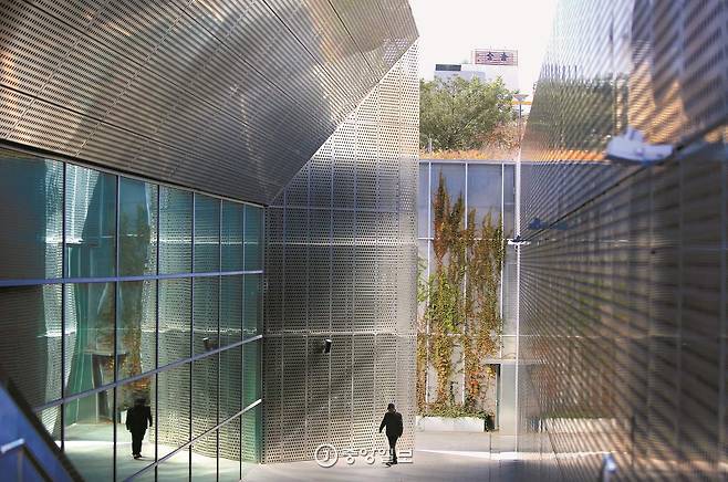 아시아문화전당은 땅을 파고 들어가 있다. 대신 현대식 디자인으로 역사 현장을 새로 해석했다.