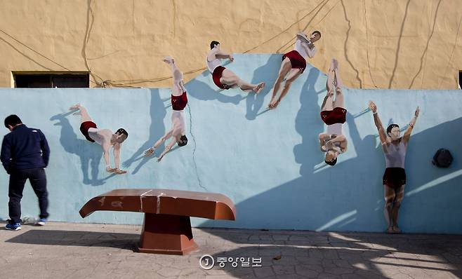 대인시장은 젊은 예술가가 꾸민 예술시장이다. 광주 출신 체조선수 양학선의 뜀틀 동작을 시장 담장에 그려놨다.