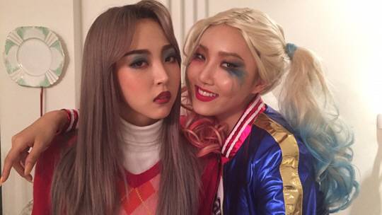 ‘SNL코리아8’의 ‘3분 여자친구’에서 ‘할리퀸’ 분장 등 파격적인 모습으로 걸크러쉬를 선보인 마마무 문별과 화사 / 사진제공 : tvN