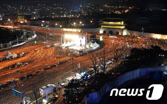 '촛불의 선전포고-박근혜 즉각 퇴진의 날' 6차 촛불집회가 열린 3일 서울 광화문 일대에 모인 시민들이 촛불을 높이 들고 청와대 방향으로 행진하고 있다. © News1 오대일 기자