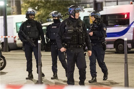 ▲2일(현지시간) 무장경찰이 인질극이 벌어진 파리 시내 여행사 앞에 서있는 모습(사진=EPA연합뉴스)