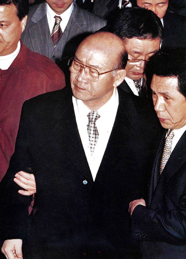 12월 3일 새벽, 검찰 수사관들에 의해 연행돼 합천 고향집을 나서는 전두환 전 대통령.  보도사진연감