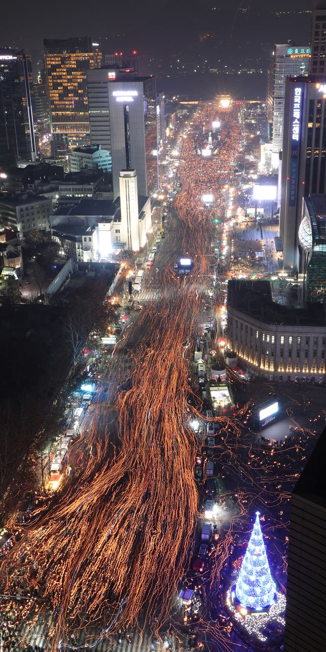 최순실 게이트에 따른 박근혜 대통령 즉각 퇴진을 요구하는 6차 주말 촛불집회가 3일 오후 광화문 광장에서 열리고 있다. 사진공동취재단