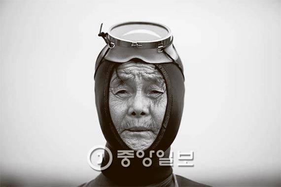 프랑스 유네스코 본부에 전시됐던 사진작가 준초이의 작품. 그는 1년 동안 우도에서 생활하며 ‘어머니의 눈매’를 가진 해녀의 모습을 렌즈에 담았다.