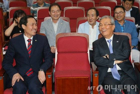 김종인 더불어민주당 비상대책위대표(오른쪽)와 우상호 원내대표. 2016.8.23/뉴스1  <저작권자 © 뉴스1코리아, 무단전재 및 재배포 금지>