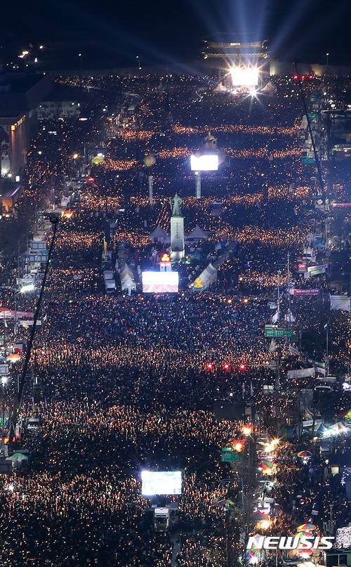 【서울=뉴시스】사진공동취재단 = 3일 오후 서울 종로구 광화문광장 일대에서 열린 제6차 민중총궐기에 참가한 시민들이 대통령 퇴진을 요구하며 촛불 파도를 타고 있다. 2016.12.03.   photo@newsis.com