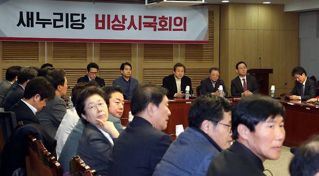 김무성 새누리당 전 대표, 유승민 전 원내대표 등이 12월4일 오후 국회 의원회관에서 비상시국회의 전체회의를 열고 있다. ⓒ 연합뉴스