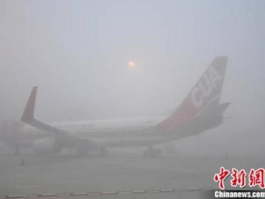 4일 스모그에 휩싸여 앞이 거의 보이지 않는 청두솽류국제공항. (사진=중신망)