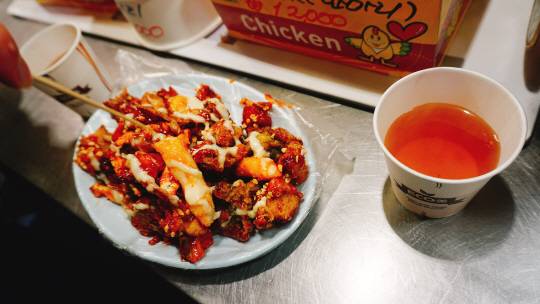 드디어 ‘닭강정느님’이 왔다! 맨 위에 치즈 소스까지 완벽 그.자.체! 특별히 윈터 에디션 한정판 ‘자스민차’까지.