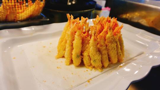 필자처럼 인삼이 싫다면 새우튀김을 먹어보자. 새우 역시 즉석해서 튀겨준다. 5마리에 3,000원. 하지만 이미 배가 찬 상태라 5마리를 먹기엔 부담스럽고 한 마리는 맛보고 싶고(사람의 욕심은 끝이 없고..) 망설이는 우리를 위해 주인 아주머니는 특별히 2마리 1,000원에 주셨다./정가람기자