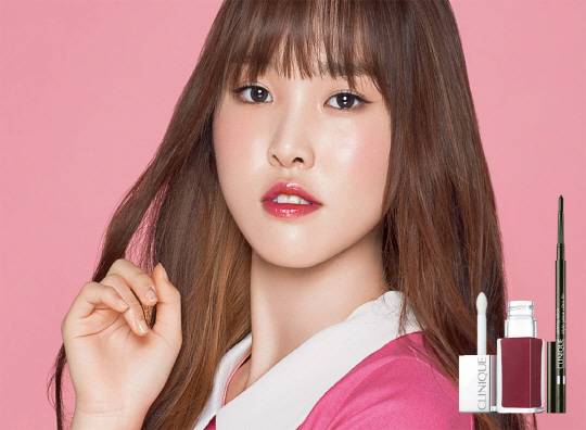 크리니크 스키니 스틱으로 얇고 섬세한 아이라인을 완성한 유주