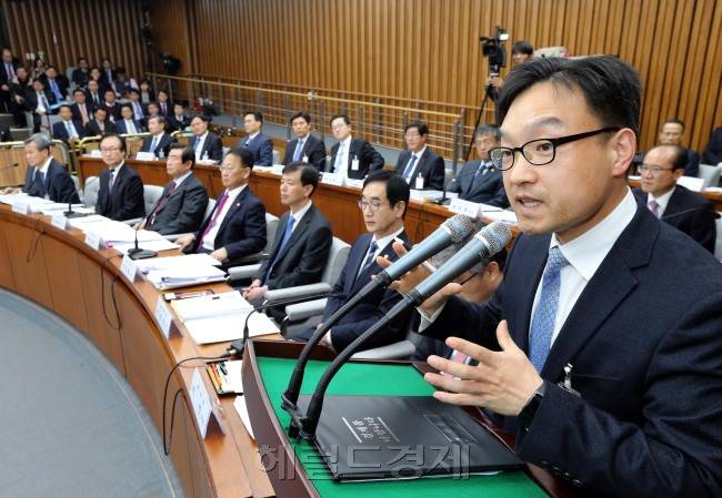 [사진설명=이선우 청와대 의무실장은 6일 배포한 참고자료를 통해 박근혜 대통령에게 처방한 태반주사와 감초주사, 백옥주사 등을 미용목적으로 사용하지 않았다면서 치료방법이 적절치 못했더라도 책임은 환자가 아닌 의료진이 져야한다고 밝혔다. 사진은 전날 이 실장이 국회 국정조사에서 박 대통령에게 태반주사 등을 처방했다고 밝히는 모습.&nbsp;&nbsp; 박해묵 기자/mook@heraldcorp.com]