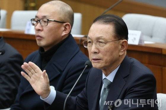 김기춘 전 청와대 비서실장이 7일 오후 국회에서 열린 박근혜 정부의 최순실 등 민간인에 의한 국정농단 의혹사건 진상규명을 위한 국정조사특별위원회 2차 청문회에서 질문에 답하고 있다.2016.12.7/뉴스1  <저작권자 © 뉴스1코리아, 무단전재 및 재배포 금지>