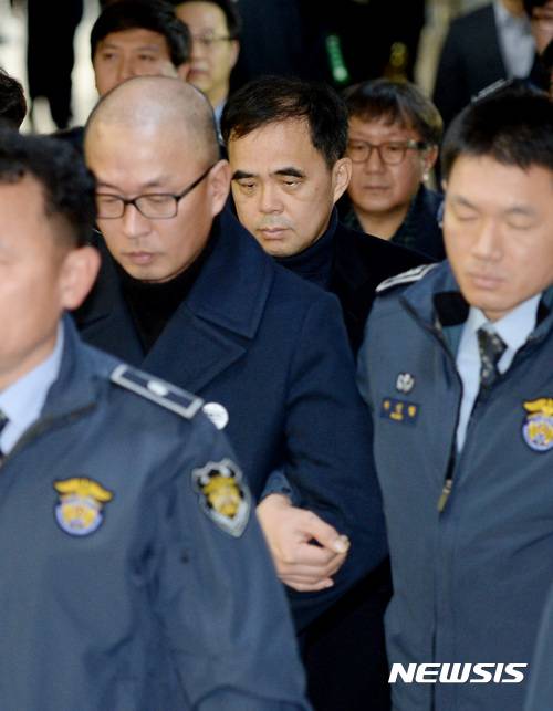 【서울=뉴시스】김진아 기자 = 차은택 전 창조경제추진단장, 김종 전 문체부 차관, 송성각 전 한국콘텐츠진흥원장이 7일 서울 여의도 국회에서 열린 박근혜 정부의 최순실 등 민간인에 의한 국정농단 의혹 사건 진상 규명을 위한 국정조사 특별위원회에 출석하기 위해 청문회장으로 향하고 있다. 2016.12.07.    bluesoda@newsis.com