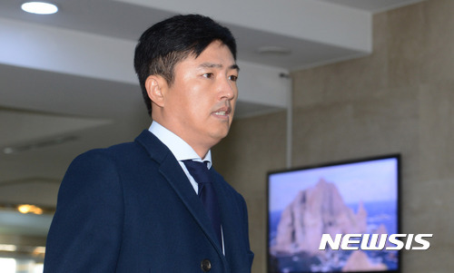 【서울=뉴시스】홍효식 기자 = 고영태 전 더블루K이사가 7일 오전 서울 여의도 국회에서 열린  '박근혜 정부의 최순실 등 민간인에 의한 국정농단 의혹 사건 진상규명을 위한 국정조사특별위원회' 국정조사 제2차 청문회에 출석하기 위해 본청 민원실로 들어서고 있다. 2016.12.07.   yesphoto@newsis.com