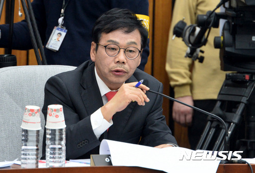 【서울=뉴시스】배훈식 기자 = 새누리당 이완영 의원이 7일 오전 서울 여의도 국회에서 열린 '박근혜 정부의 최순실 등 민간인에 의한 국정농단 의혹 사건 진상규명을 위한 국정조사특별위원회' 국정조사 2차 청문회에 증인으로 출석해 질의하고 있다. 2016.12.07.   dahora83@newsis.com