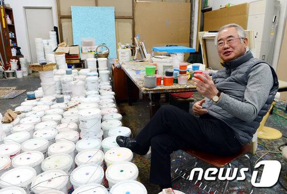 '포스트 단색화가'로 주목 받고 있는 김태호 화백이 2일 서울 목동 작업실에서 뉴스1과 인터뷰를 하고 있다.2016.12.2/뉴스1 © News1 이광호 기자