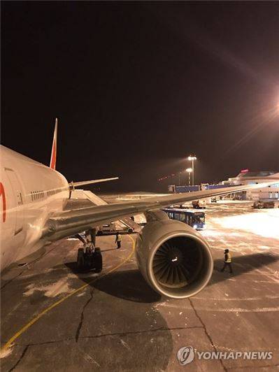 지난 5일 인천을 출발해 영국 런던으로 가던 아시아나항공 소속 여객기가 엔진 화재 경보로 러시아 우랄산맥 인근 공항에 비상착륙했다. 비상착륙한 아시아나항공 B777기.