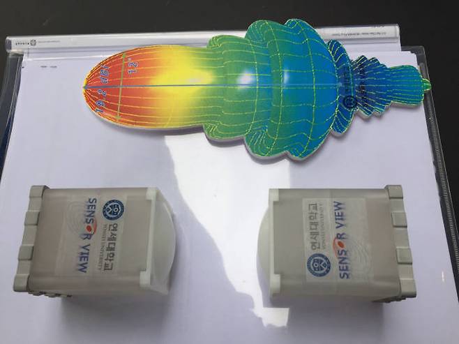 국내 연구진과 중소기업이 5G 후보 주파수인 28GHz 대역 전파 출력을 10배 높이는 `전파렌즈`를 개발했다. 전파 도달거리가 짧은 고주파의 한계를 극복, 5세대(5G) 이동통신 필수 기술로 자리 잡을 전망이다.