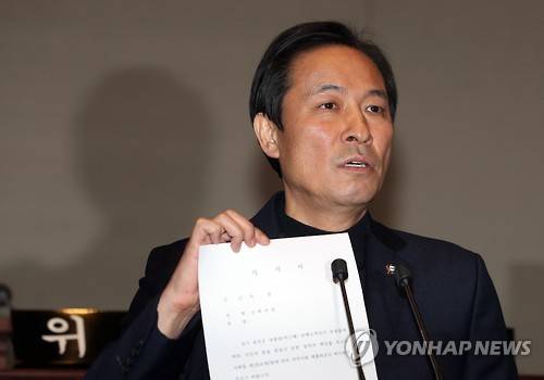 민주당 '탄핵 부결시 전원 의원직 사퇴'      (서울=연합뉴스) 이정훈 기자 = 더불어민주당 우상호 원내대표가 8일 오전 국회에서 열린 비상 의원총회에서 탄핵 부결시 소속 국회의원 전원의 의원직 총사퇴 방침을 밝히며 사직서를 들어보이고 있다.
