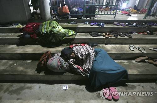 7일 규모 6.5의 강진이 덮친 인도네시아 서부 아체주 피디에 자야 지역에서 집을 잃은 주민들이 이슬람 사원 안팎에서 잠을 청하고 있다. [AP=연합뉴스자료사진]