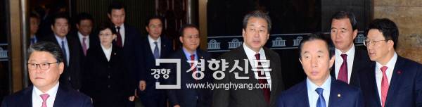 새누리당 김무성 전 대표(오른쪽에서 네번째) 등 의원들이 9일 박근혜 대통령에 대한 탄핵소추안이 가결된 이후 국회 본회의장에서 걸어나오고 있다. 김창길 기자