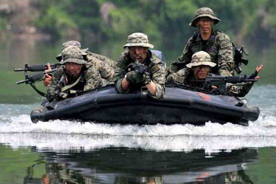 공중에서 투하된 고무보트를 이용해 CCT 요원들이 수상침투 훈련을 하고 있다. =공군제공