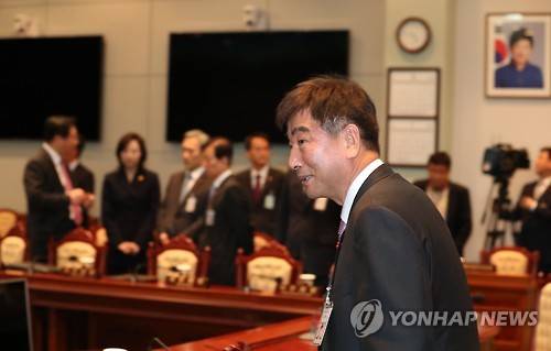 <탄핵가결> 국무위원 간담회 참석하는 최재경 민정수석      (서울=연합뉴스) 백승렬 기자 = 최재경 민정수석이 9일 오후 탄핵소추안이 가결된 이후 청와대에서 열린 국무위원 간담회에 참석하고 있다.