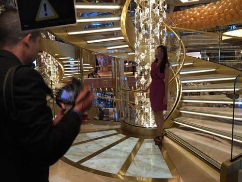 옆집부부가 헬싱키서 구입한 보라색 드레스. 크루즈 정찬파티때 포즈를 취하고 있다.