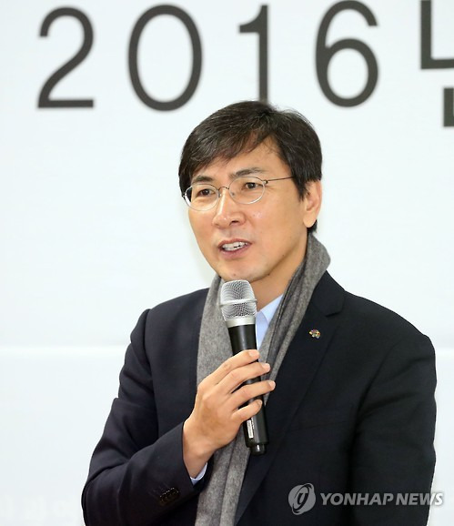 부산 찾아 간담회하는 안희정      (부산=연합뉴스) 조정호 기자 = 안희정 충남지사가 10일 부산 동구 더불어민주당 부산시당 회의실에서 핵심당원들과 간담회를 하고 있다. 2016.12.10      ccho@yna.co.kr