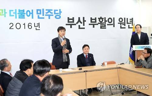 안희정 부산 민주당원 간담회      (부산=연합뉴스) 조정호 기자 = 안희정 충남지사가 10일 부산 동구 더불어민주당 부산시당 회의실에서 핵심당원들과 간담회를 하고 있다. 2016.12.10      ccho@yna.co.kr