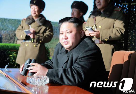북한 김정은 국무위원장이 조선인민군 제525군부대직속 특수작전대대 전투원들의 전투훈련을 지도했다며 11일 조선중앙통신은 보도했다. (조선중앙통신 화면 캡쳐)2016.12.11/뉴스1