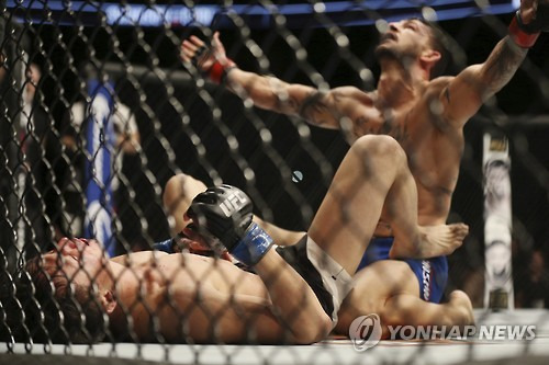 3라운드 막판 쓰러져 펀치를 허용한 최두호. [AP=연합뉴스]