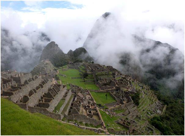 구름에 사라진 와이나픽추. 새벽에 열심히 오르면 운무가 거둬질 가능성이 높다는 설.