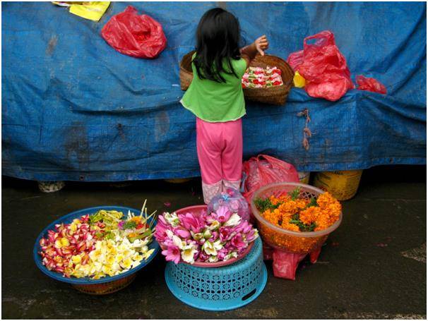 비 오는 우붓 시장은 누아르 영화 몇 편은 찍을 법한 촬영지가 된다.